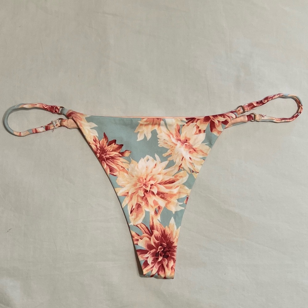 NWOT Frankie’s Bikinis Thong Bottoms Blue/Peach/ Maroon Flowers Large